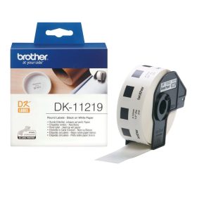   BROTHER DK-11219 FEHÉR ALAPON FEKETE, 12MM-ES, ÖNTAPADÓS KÖR ALAKÚ EREDETI ETIKETT CÍMKE TEKERCSBEN (DK11219)